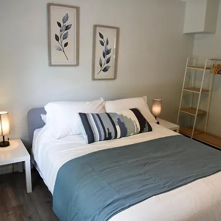 Cedar Cottage - Newly Renovated, Walk Downtown